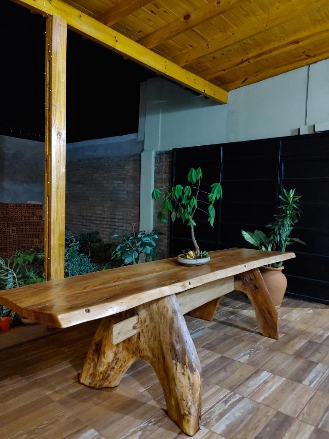 La Casona alegre de toto, con mucho verde y estacionamiento. Puerto Iguazú Exterior foto