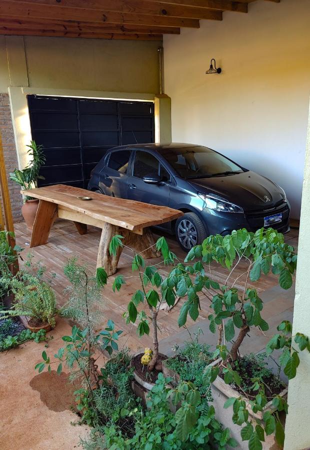 La Casona alegre de toto, con mucho verde y estacionamiento. Puerto Iguazú Exterior foto