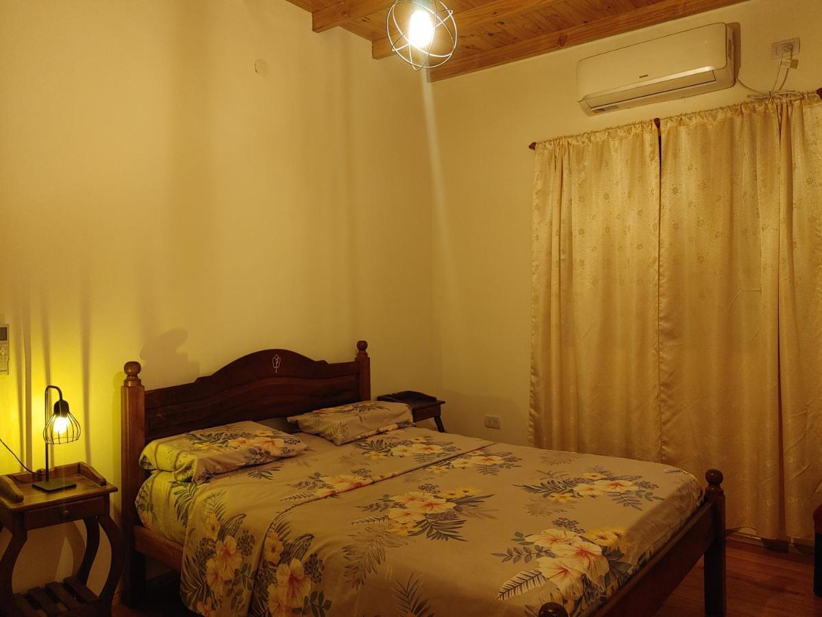 La Casona alegre de toto, con mucho verde y estacionamiento. Puerto Iguazú Exterior foto