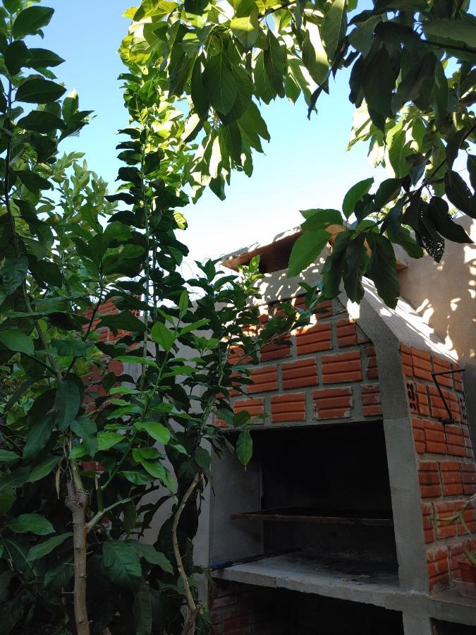 La Casona alegre de toto, con mucho verde y estacionamiento. Puerto Iguazú Exterior foto